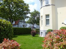 Blumenbeete und gepflegte Grünflächen im Garten Hotel Bellevue Hameln